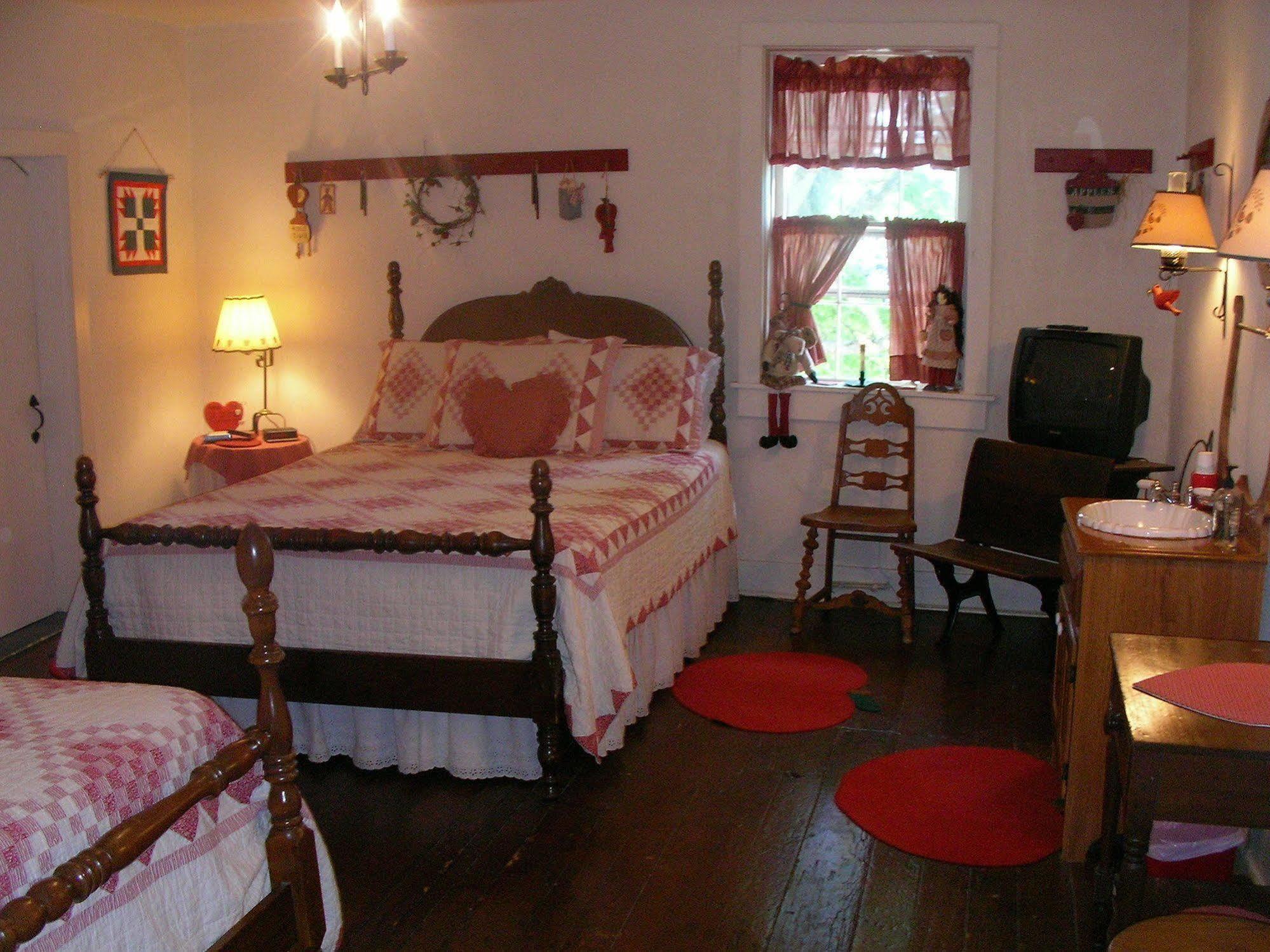 The Pines Of Dresden Bed & Breakfast Bilik gambar